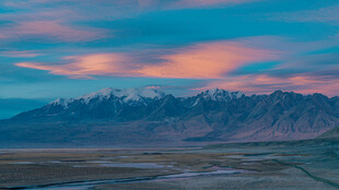 壮丽雪山与绚烂霞光景观