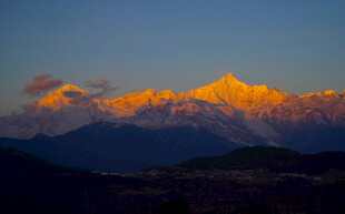 夕阳下的壮丽山峦景色