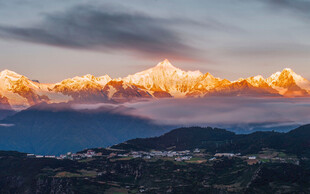 山间壮丽晚霞景观