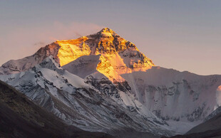 日照金山下的壮丽雪山