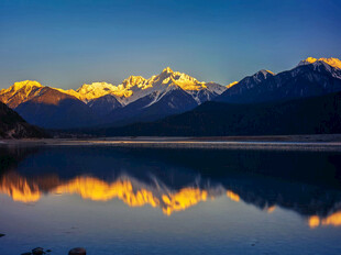 雪山湖泊绝美倒影景观