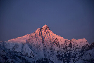 雪山壮丽日出景观