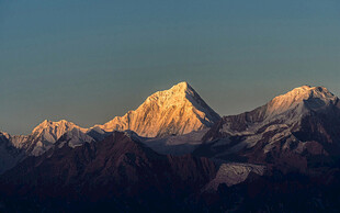 金色霞光下的壮丽雪山