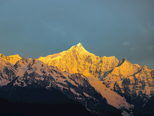 金色霞光下的巍峨雪山