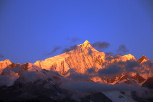 日照金山壮丽雪山美景