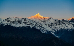 雪山壮丽日出景观