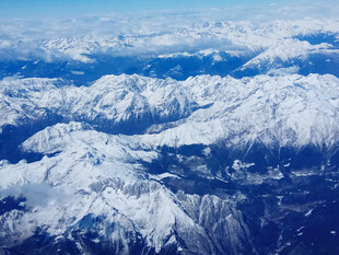 高空俯瞰连绵雪山美景