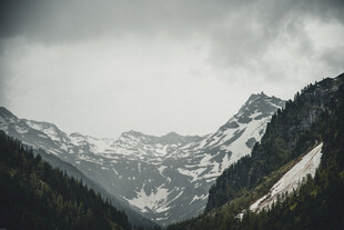 云雾缭绕的壮丽雪山景色