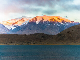 壮丽雪山下的静谧湖泊