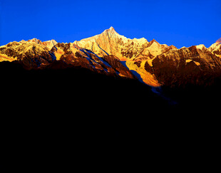 日照金山壮丽雪山景观