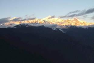 夕阳映照下的壮丽山峦