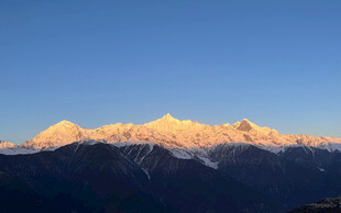 雪山壮丽日出美景