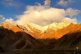 日照金山壮丽雪山景观