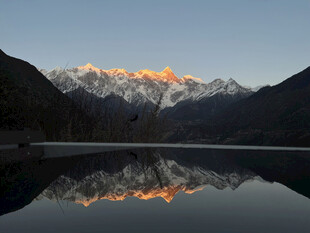 雪山倒映湖面绝美风光