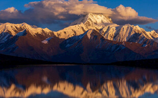 壮丽雪山倒映于平静湖面