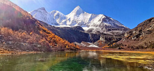 雪山下的多彩湖畔美景