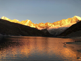 金色霞光下的壮美山水湖景