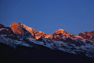 夕阳下的雪山壮丽景观