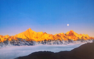 壮丽雪山日出美景