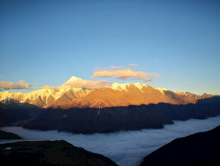 雪山日出云海壮丽景观