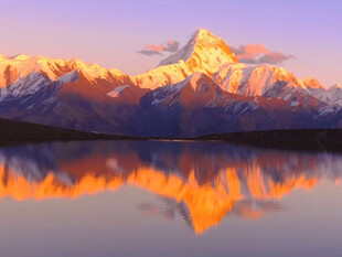 壮丽雪山倒映于静谧湖面