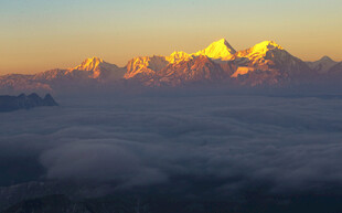 日出下的壮丽雪山云海