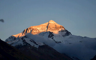 日照金山下的壮丽雪山