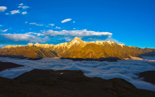 壮丽雪山下的开阔美景