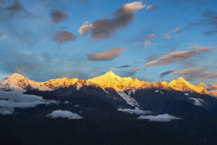 日照金山壮丽雪山美景