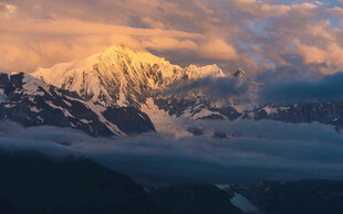 雪山壮丽日出美景