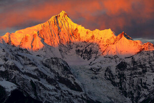 日照金山下的壮丽雪山