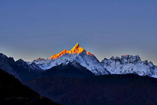 日照金山雪山壮丽景观