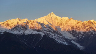 日照金山壮丽雪山景观