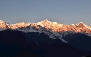 雪山壮丽日出美景