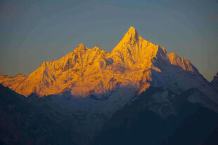 日照金山的壮丽雪山