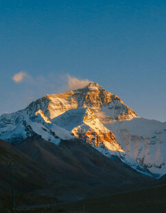 日照金山下的壮丽雪山