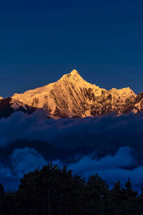 雪山壮丽日出景观