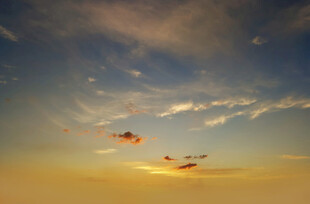 夕阳下天空中的绚丽云彩