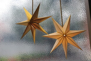 窗边悬挂的金色立体星星
