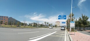 城市道路旁的路标景象