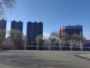 城市中的开阔广场与高楼