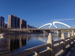 城市河畔桥梁美景