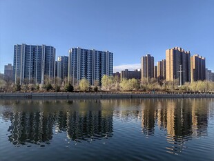 城市湖畔高楼倒影景致