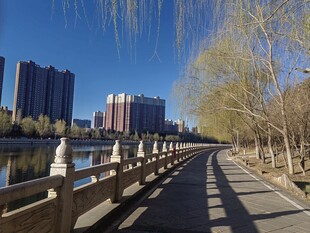 河畔步道旁的城市风光