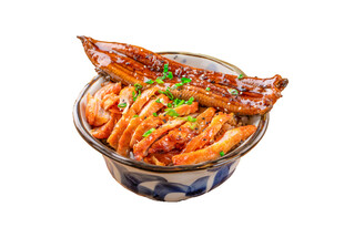 香辣诱人的美味鸭翅拌面
