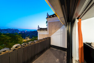 中式阳台外的美丽景致