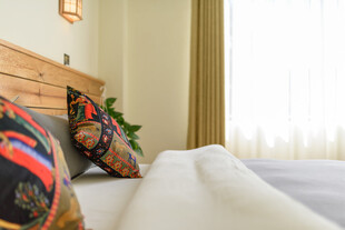 温馨卧室床品与多彩抱枕