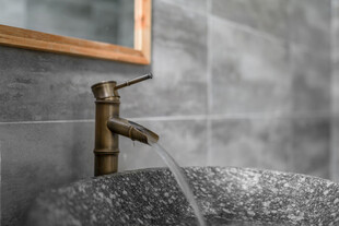 复古黄铜水龙头洗手场景