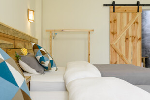 温馨简约风卧室双床场景