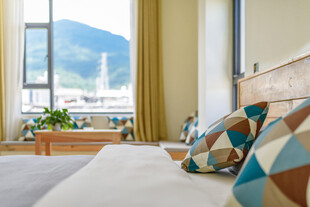 温馨卧室 窗外美景尽收眼底